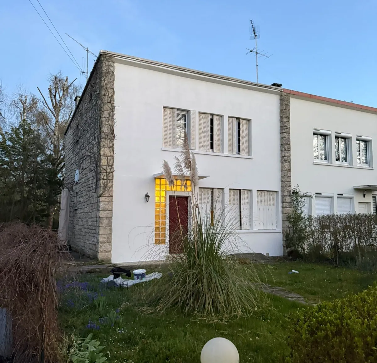 La même maison à la façade blanche, vue depuis le jardin