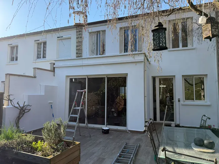 Le même arrière de maison, avancée et murs peints en blanc